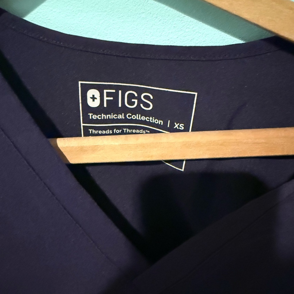 Womens FIGS Purple Jam scrub top - Picture 3 of 3